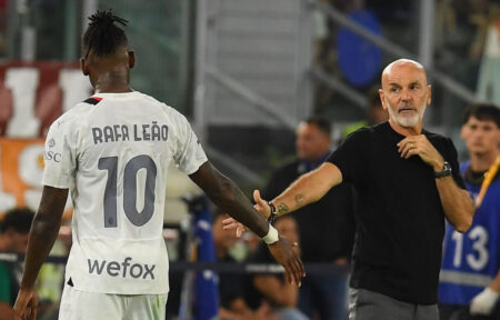 Cenno di intesa tra Rafa Leao e Stefano Pioli durante Roma-Milan theo