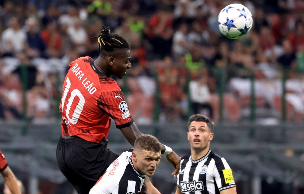 Colpo di testa di Leao durante Milan-Newcastle