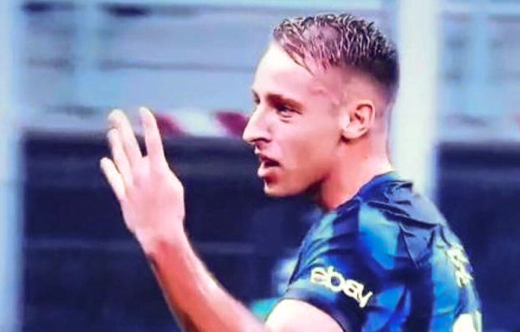 Davide Frattesi mostra le quattro dita