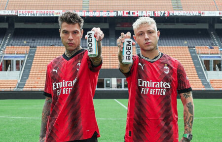Fedez e Lazza con la maglia del Milan