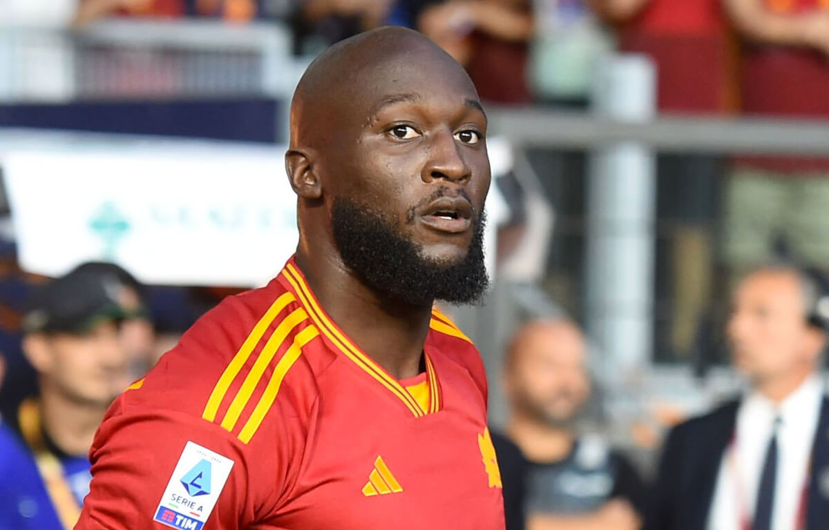 Il belga Romelu Lukaku, nuovo volto della Roma di Mourinho, è stato preso di mira con insulti e ululati da una piccola frangia di tifosi del Milan.