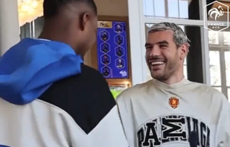 Il caloroso abbraccio tra Mike Maignan e Theo Hernandez nel ritiro della nazionale francese.