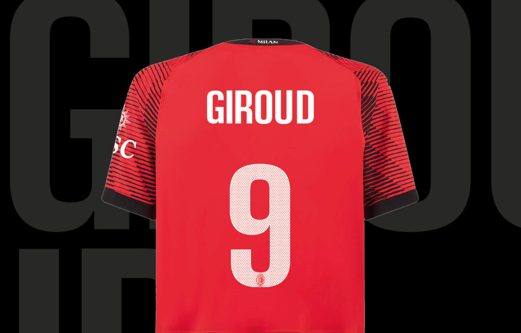 La maglia di Giroud con il font celebrativo per i 20 anni da Manchester 2003