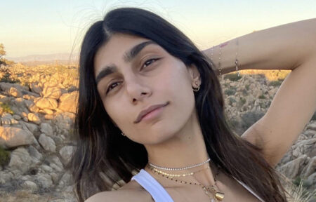 Milan, Mia Khalifa posa in barca con la maglia del Diavolo Mia Khalifa