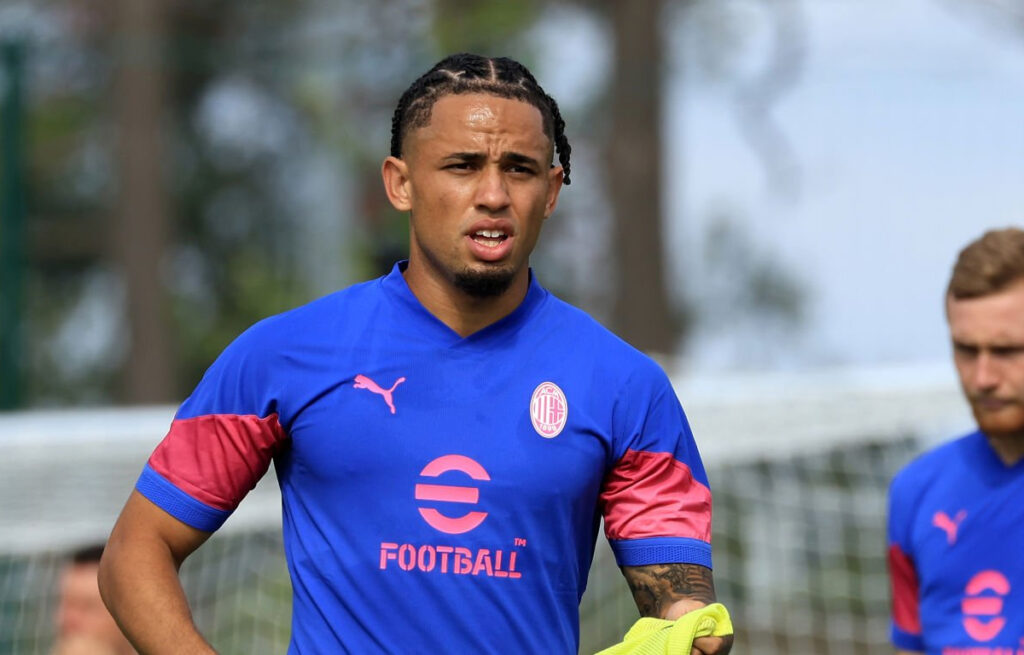 Okafor con la maglia di allenamento blu