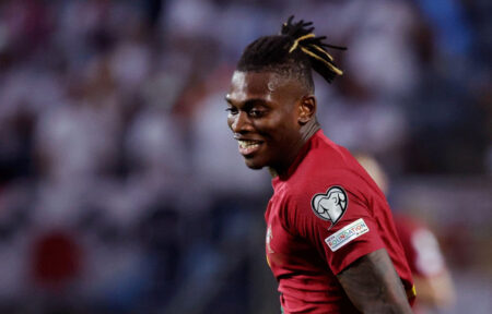 Rafa Leao sorride con la maglia del Portogallo