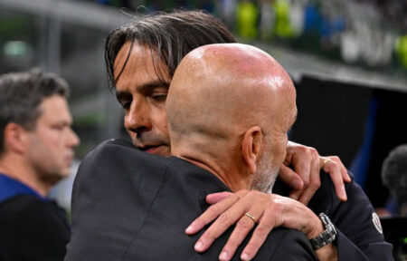 panchina Milan, Stefano Pioli e Simone Inzaghi si abbracciano