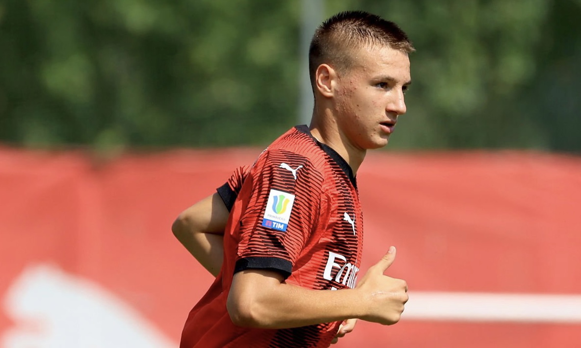 Francesco Camarda corre con la maglia del Milan