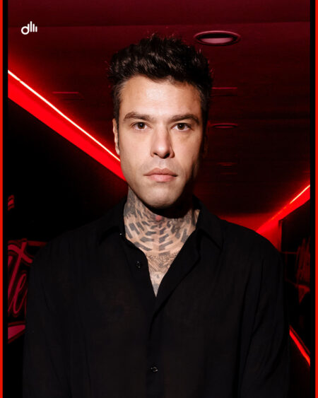 Sanremo 2025, caso Ultras Milan: Carlo Conti su Fedez: non è indagato ma decida cosa fare. Le parole Sanremo 2025 Ultras Milan Fedez