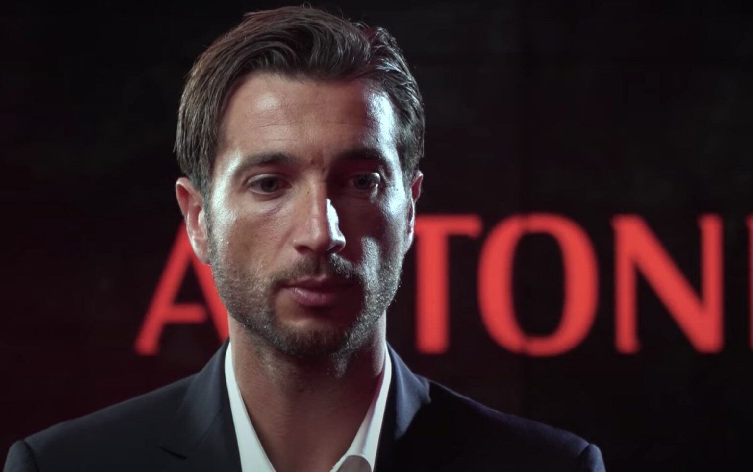 Antonio Mirante durante la presentazione con il Milan