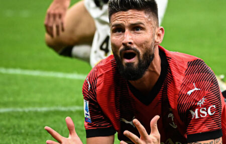 Giroud a terra sul campo