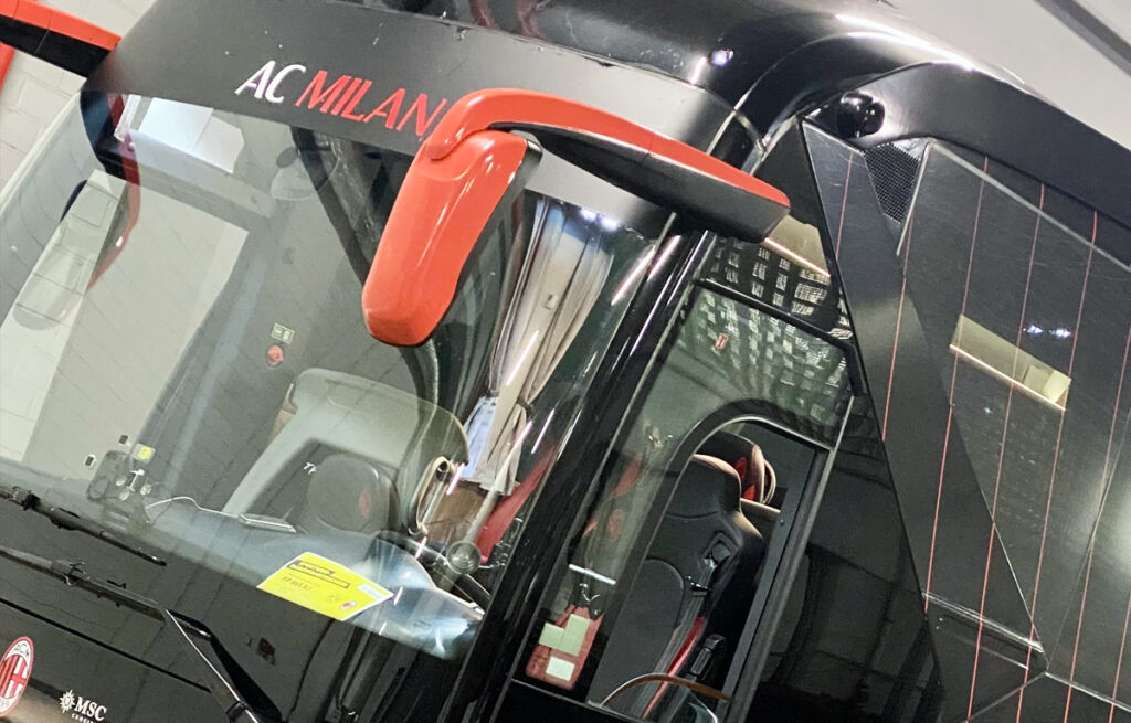Particolare del pullman del Milan