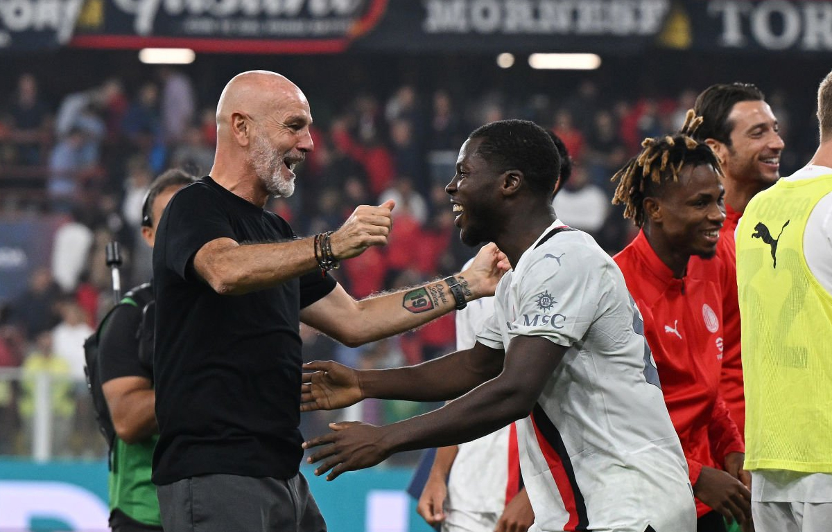 Stefano Pioli e Yunus Musah si abbracciano dopo la vittoria contro il Genoa