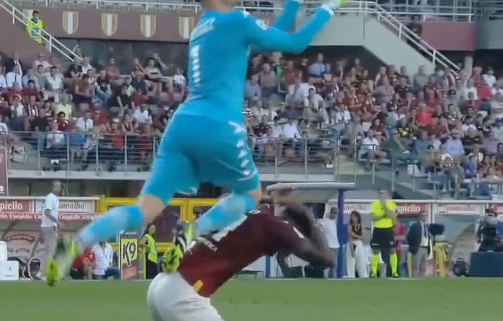 Genoa-Milan, Zangrillo dimentica il fallaccio di Martinez col Torino Torino-Genoa, entrata sulla nuca di Martinez su Zapata