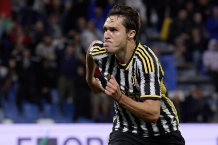 Federico Chiesa corre con la maglia della Juventus