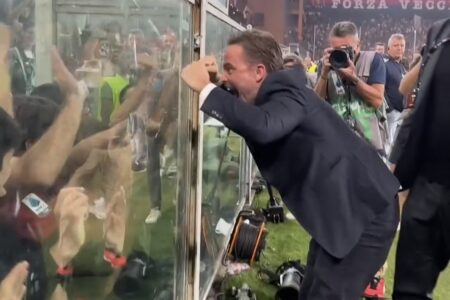 Giorgio Furlani esulta sotto lo spicchio di tifosi a Genova