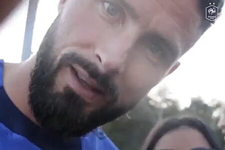 Olivier Giroud con i tifosi della nazionale francese