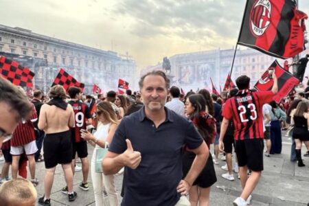 Gerry Cardinale, se te lo fossi dimenticato il Milan è arrivato secondo… Gerry Cardinale in piazza Duomo con i tifosi del Milan