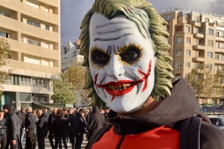 VIDEO – PSG-Milan, c’è anche Joker tra i Banditi della Sud Un tifoso del Milan con la maschera da Joker