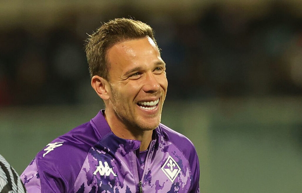 Milan, Arthur lo sa: «Fiorentina a San Siro per vincere» Arthur ride durante il riscaldamento della Fiorentina