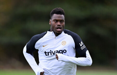 Benoit Badiashile corre in allenamento