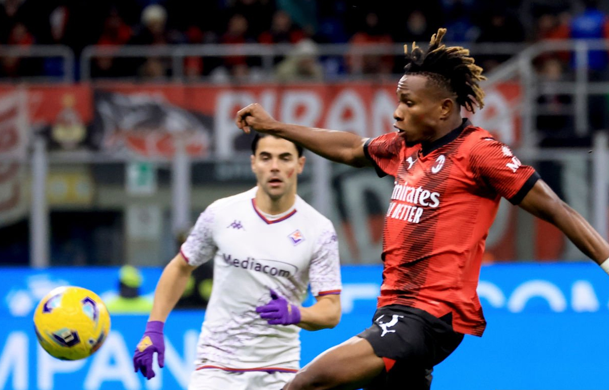 Chukwueze calcia durante Milan-Fiorentina