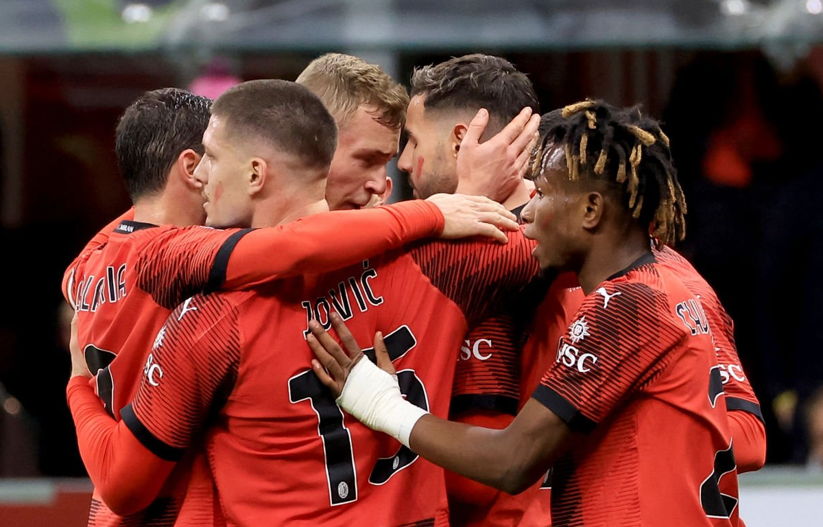 Esultanza Milan dopo rigore Theo Hernandez contro la Fiorentina