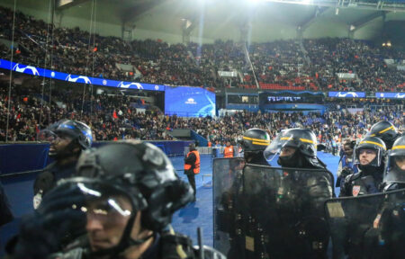 Champions League, pioggia di multe per Milan e PSG Forze dell'Ordine al parco dei principi