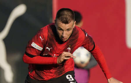 Francesco Camarda corre con la maglia del Milan