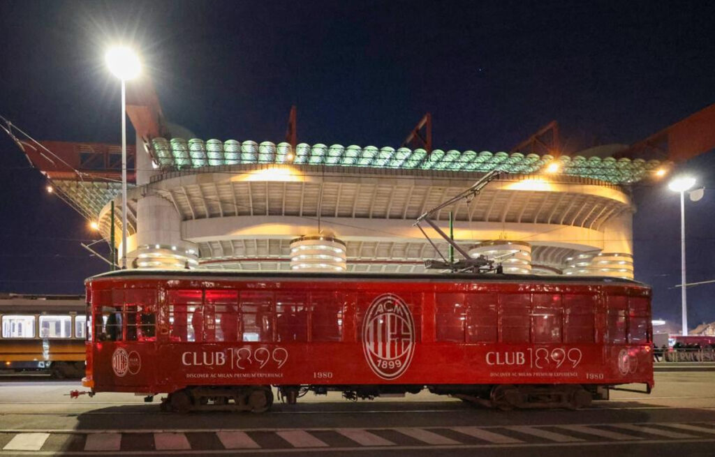 Milan, dal Duomo a San Siro a bordo di un tram tutto rossonero Il tram rossonero davanti a San Siro