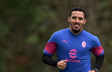 Calciomercato Milan, Ismael Bennacer sorride mentre corre sui campi di Milanello