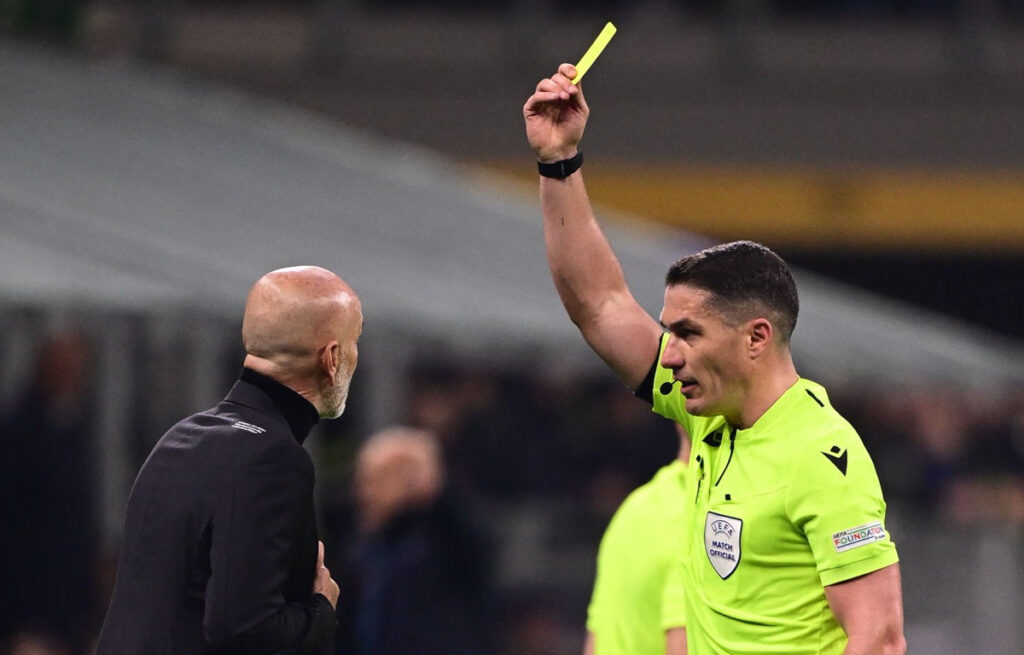 L'arbitro romeno istvan kovacs ammonisce Stefano Pioli durante Milan-Napoli