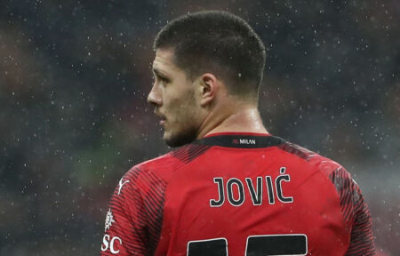 Luka Jovic sotto la pioggia con la maglia del Milan