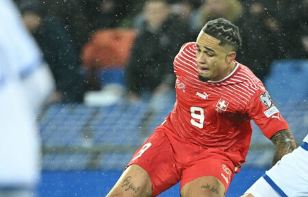 Noah Okafor in azione con la maglia della nazionale svizzera