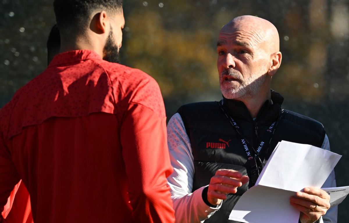 Pioli appunti in mano parla con Loftus-Cheek