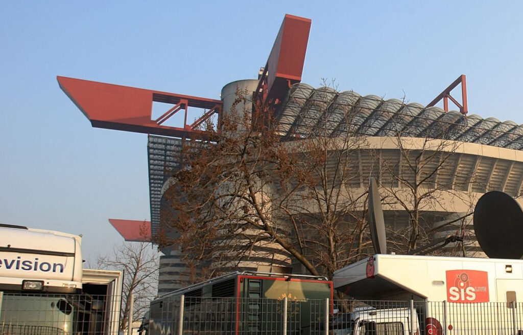 Milan, San Siro esterno camion delle televisioni
