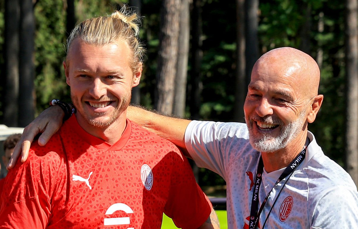 Stefano Pioli e Simon Kjaer sorridenti a Milanello