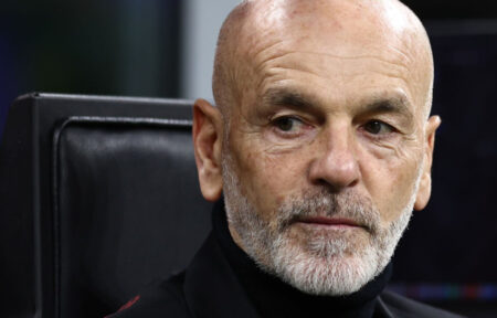 Stefano Pioli pensieroso in panchina