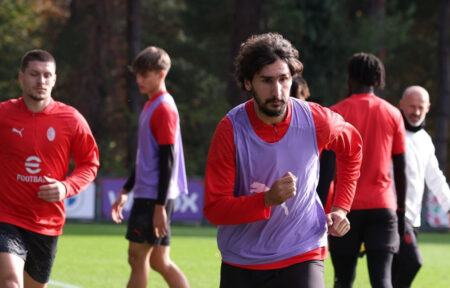Yacine Adli corre in allenamento a Milanello insieme ai compagni di squadra