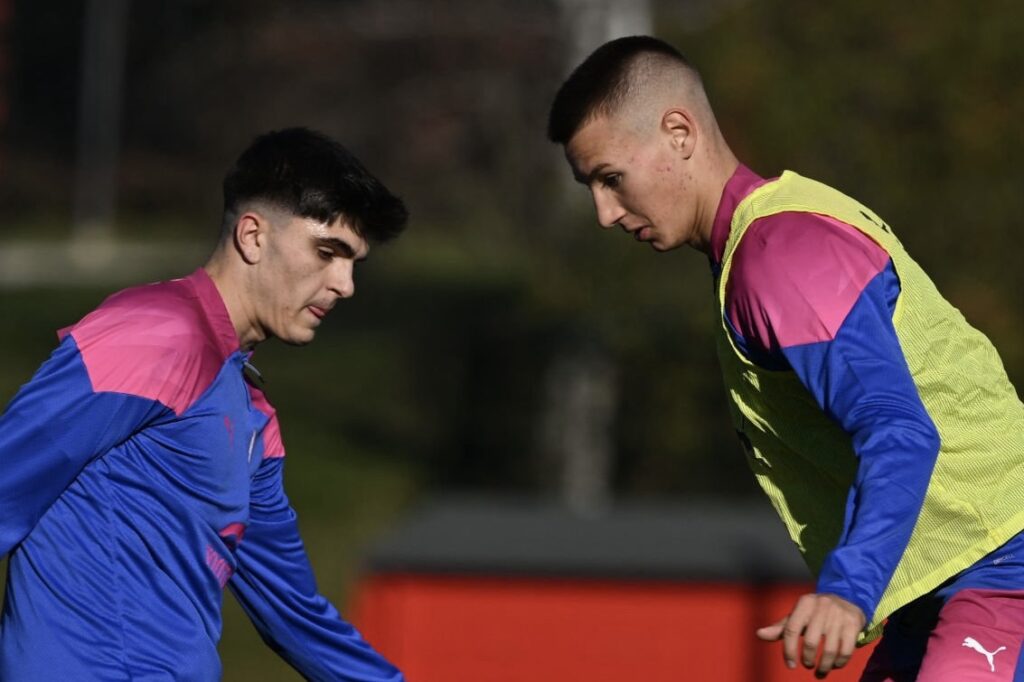 Champions League, il Milan in rifinitura: c’è anche Camarda Camarda si allena a Milanello