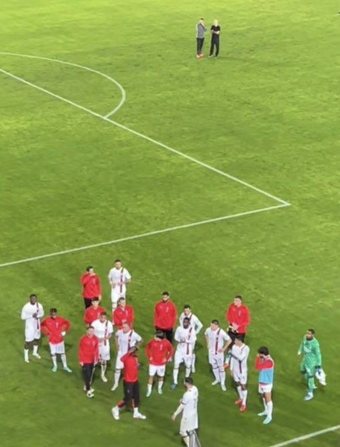Lecce-Milan, squadra sotto la Curva e Pioli in lontananza