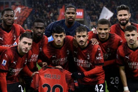 I giocatori del Milan mostrano la maglia di Kalulu infortunato