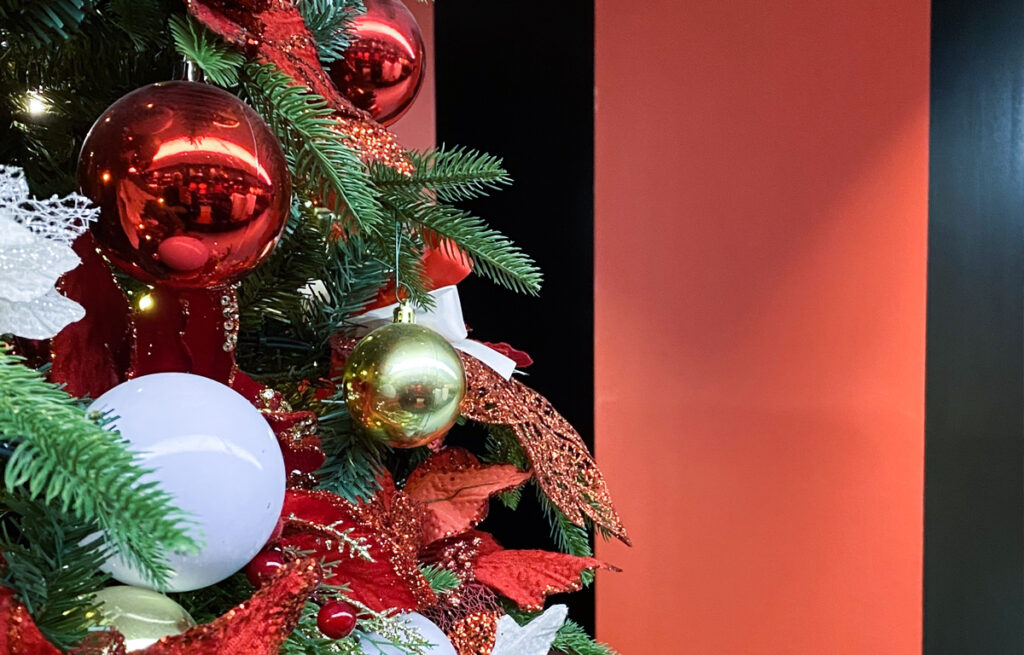 Albero di Natale nello store di Casa Milan