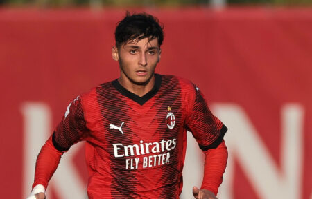 Alessandro Bonomi corre con la maglia rossonera del Milan Primavera