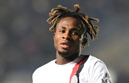 Chukwueze con la maglia bianca del Milan