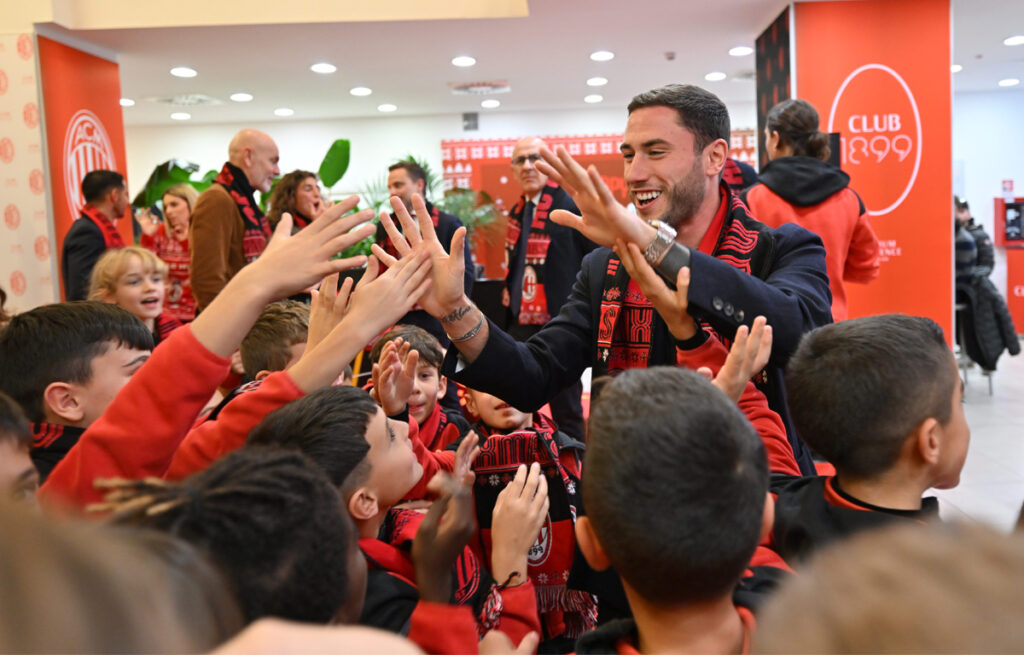 Milan, festa di Natale a San Siro per il Settore Giovanile Davide Calabria festa Natale Settore Giovanile Milan
