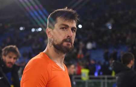 Inter, caos Acerbi: Marcus Thuram attacca il compagno. Giusto non sia in nazionale Francesco Acerbi sguardo severo maglia arancione