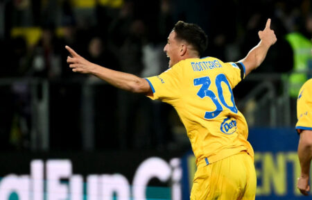 Ilario Monterisi esulta con la maglia del frosinone