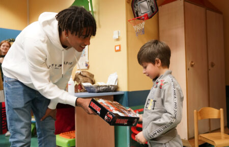 Beneficenza Milan, doni ai piccoli ospiti degli ospedali del territorio milanese Kevin Zeroli visita Ospedale Milan Natale
