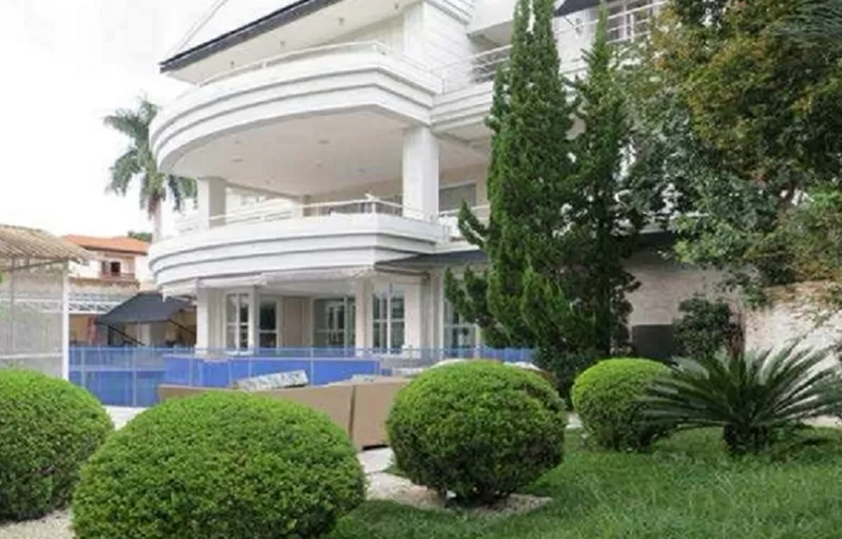 La villa lussuosa di Cafu ad Alphaville